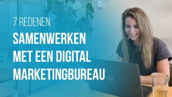Tekst: Samenwerken met een digital marketingbureau - foto Céline/collega BlooSEM met laptop