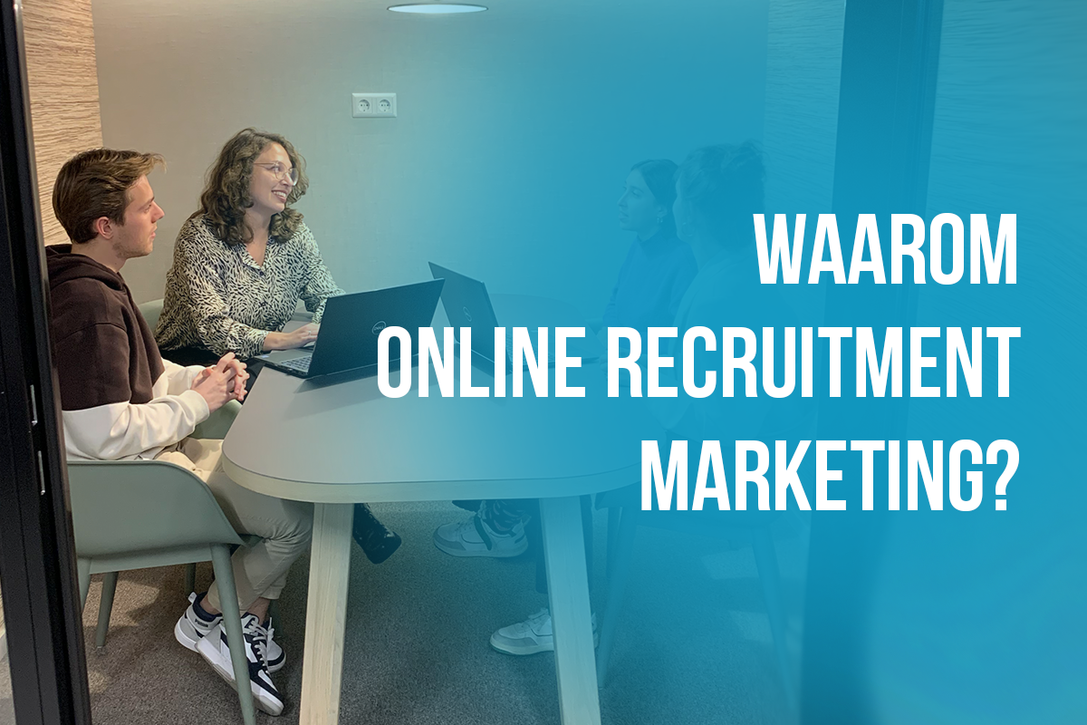 Een foto van personen aan een tafel die overleggen, met daarop de tekst waarom online recruitment marketing?