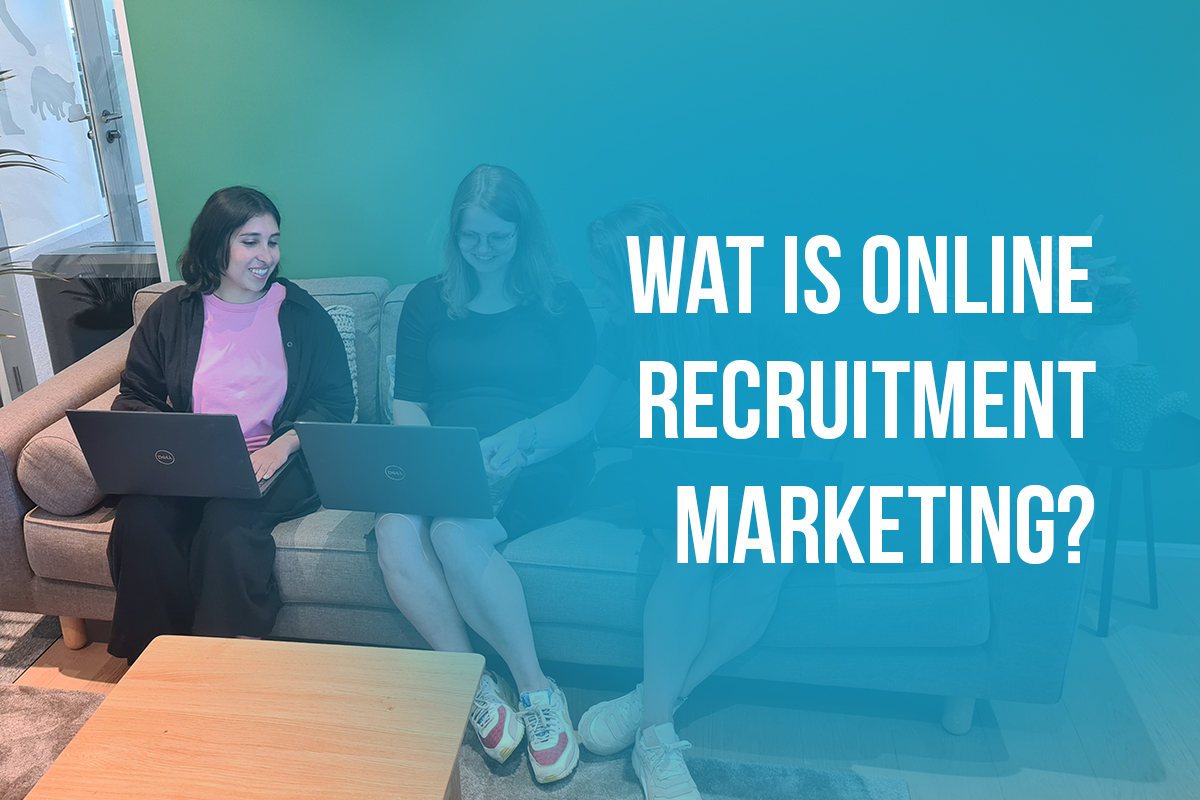 Afbeelding collega's Patricia, Kim en Céline met groene achtergrond + tekst Wat is Online Recruitment Marketing?